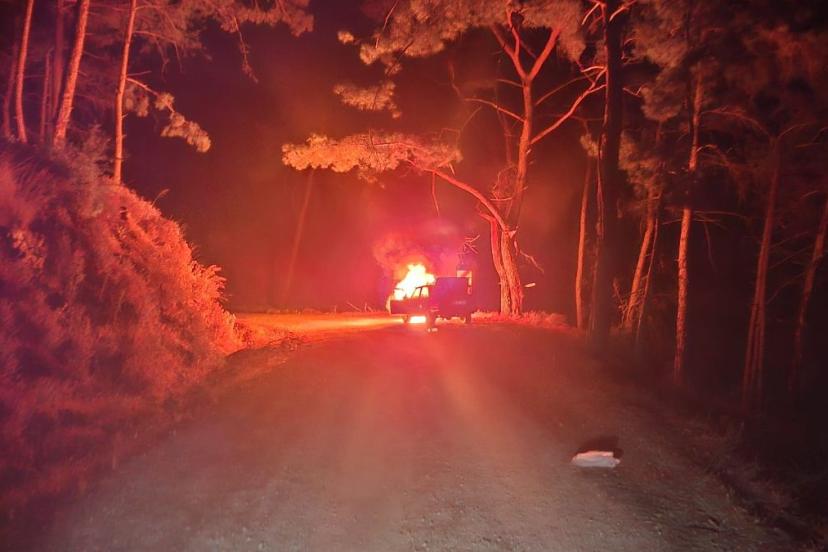 Muğla’da alev alan araçtaki yangın ormana sıçramadan söndürüldü