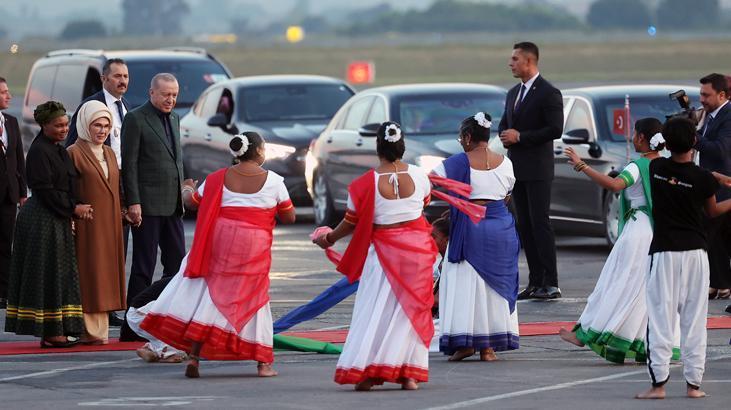 CUMHURBAŞKANI ERDOĞAN GÜNEY AFRİKA’YA ULAŞTI: ZİRVE ÖNCESİ KARŞILAMA TÖRENİ DÜZENLENDİ