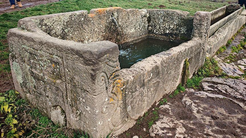 Bolu’da Şaşırtan Keşif: Çeşme Oluğu Olarak Kullanılan Lahit Bulundu