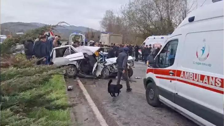 ZONGULDAK–BARTIN YOLUNDA FECİ KAZA: OTOMOBİL İKİYE BÖLÜNDÜ, 1 ÖLÜ 2 AĞIR YARALI