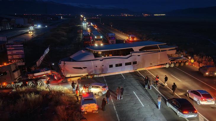 Erzurum-Artvin Yolunda Yat Taşıyan TIR Trafiği Felç Etti