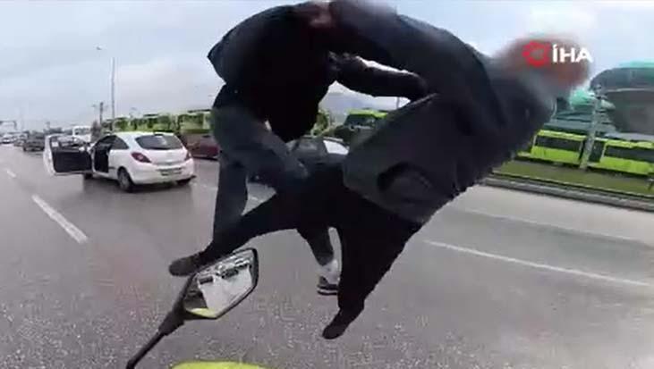 Bursa’da ‘Yol Verme’ Kavgası Kamerada: Uçan Tekmeler Havada Uçuştu