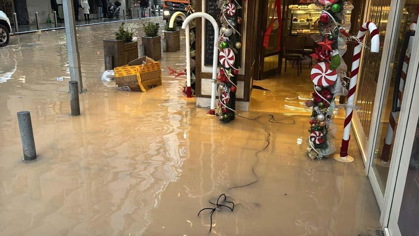 İzmir’de Sağanak Alarmı: Alsancak Yine Sular Altında