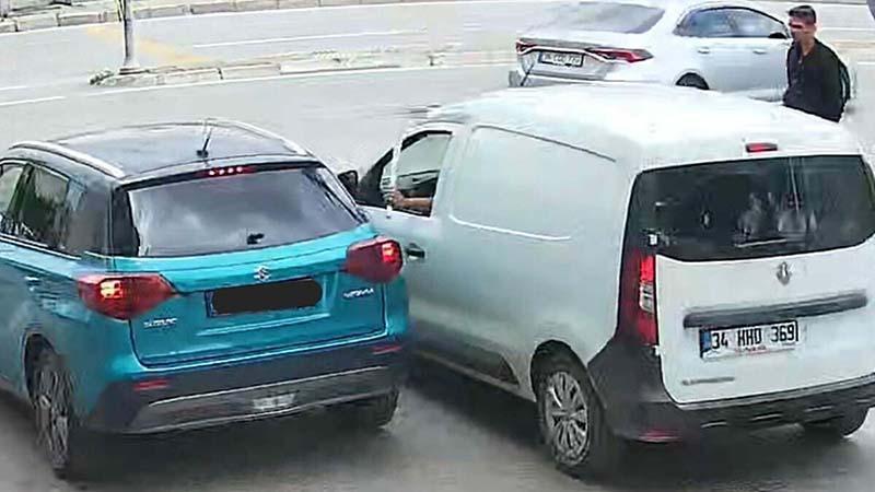 Trafikte Dehşet! Seyir Halindeki Araca Beyzbol Sopasıyla Saldırdı