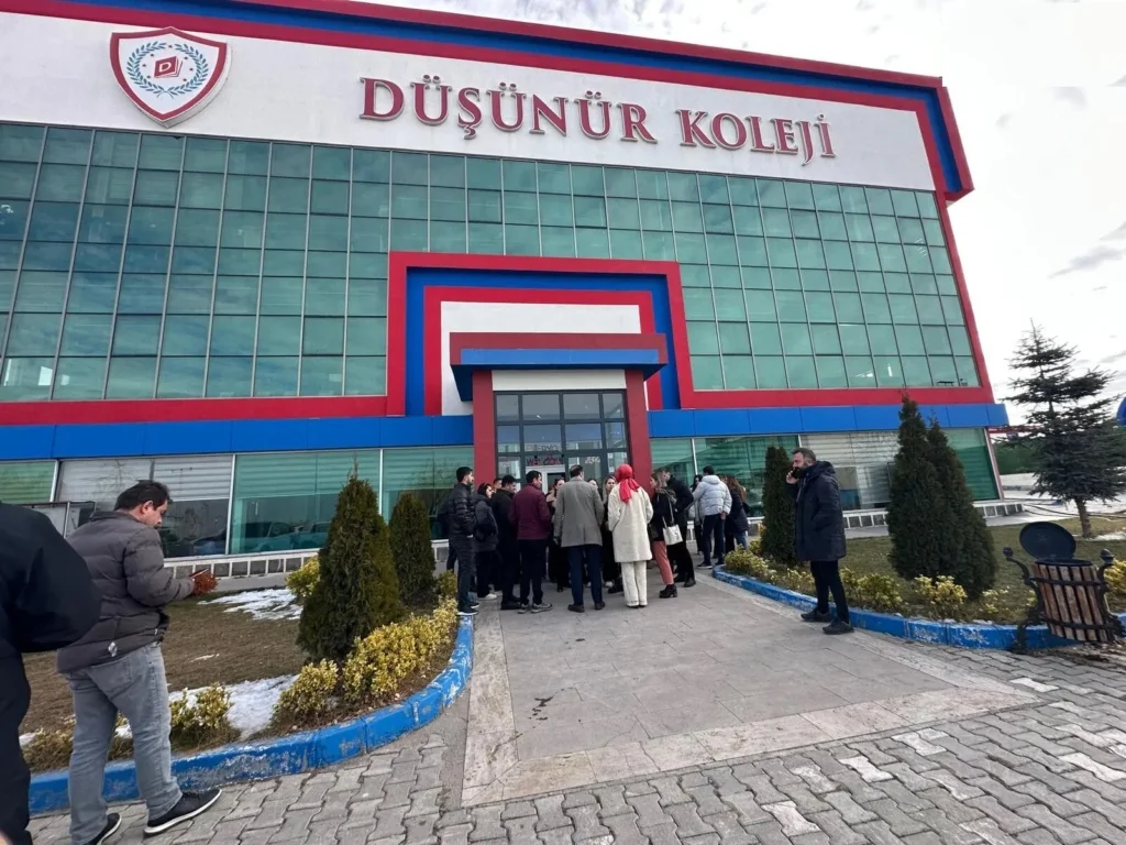 DÜŞÜNÜR KOLEJİ KRİZİ BÜYÜYOR: VAN’DAKİ MAĞDURİYET TÜRKİYE GÜNDEMİNDE