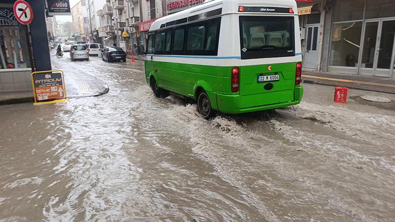Uzunköprü’de Sağanak Hayatı Felç Etti: Yollar Göle Döndü, Trafik Durdu