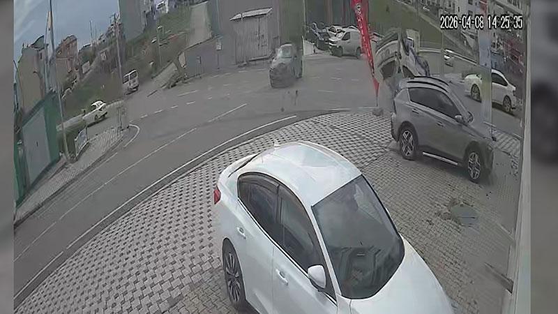 Çayırova’da Kavşak Çarpışması: Savrulan Cip Elektrik Direğine Vurdu, 7 Yaralı!