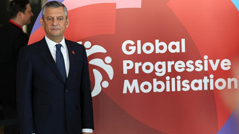 Özgür Özel Barselona’da Konuştu: “Otoriterliğe Karşı Küresel Seferberlik İlan Ediyoruz”