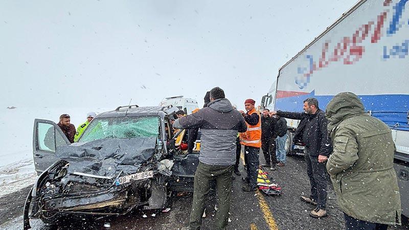 Ardahan-Şavşat yolunda sis kazası: Hatalı sollama facia getirdi