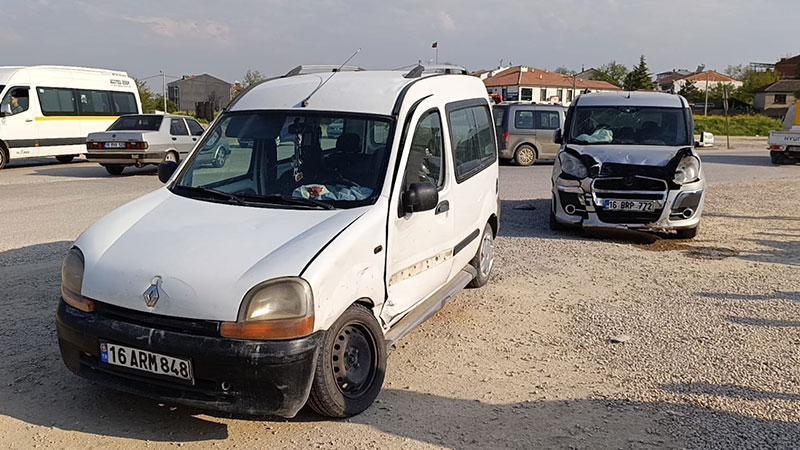 ARA SOKAKTAN ÇIKAN ARAÇ FACİAYA NEDEN OLDU: 3 YARALI