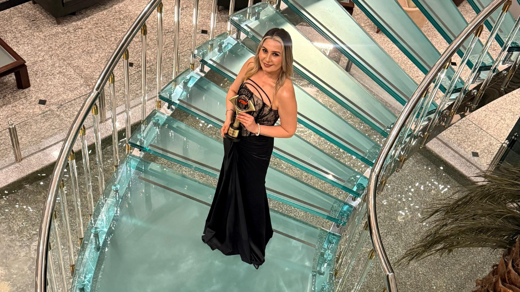 ONUR LUXURY MAKE UP STUDIO’YA SEKTÖRDE ZİRVE ÖDÜLÜ