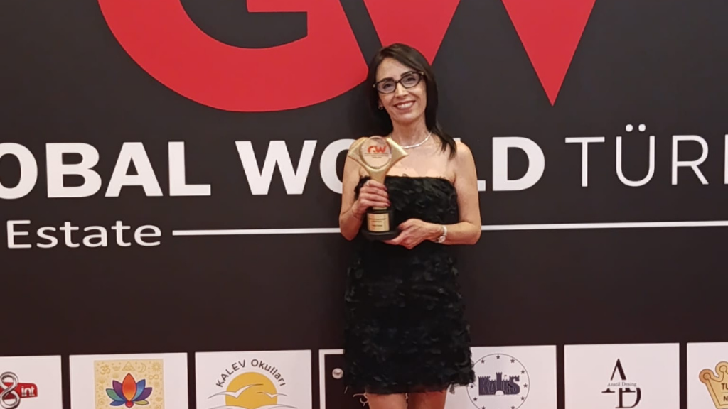 YILIN EN İYİ REGRESYONİSTİ VE HAYAT KOÇU ÖDÜLÜ TUĞBA YILMAZ’A VERİLDİ