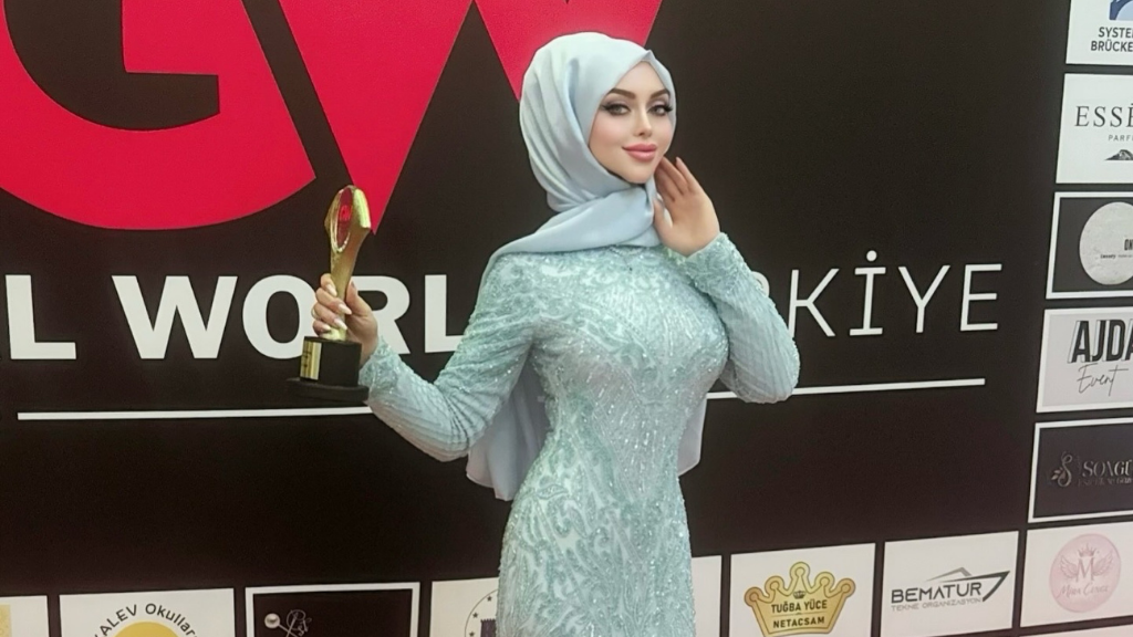 KELİMELERİN GÜCÜNE ÖDÜL: MİRA ÇENGE YILIN İLHAM VEREN YAZARI SEÇİLDİ