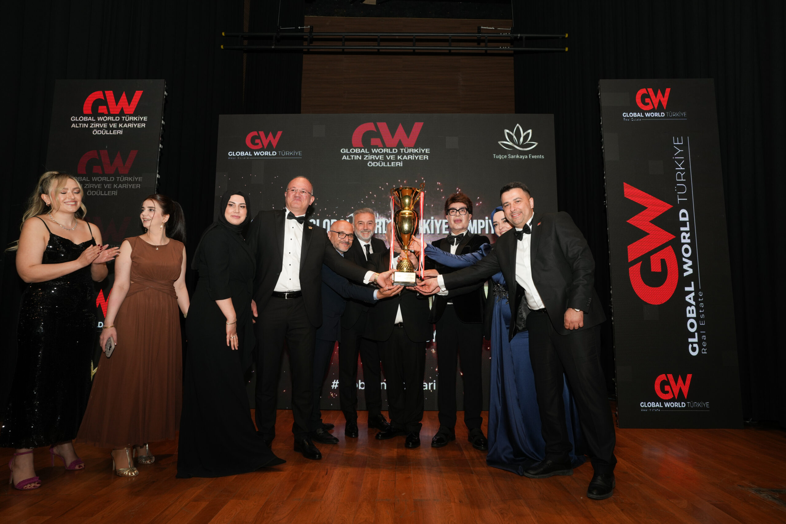 GLOBAL WORLD TÜRKİYE’YE “YILIN EN HIZLI BÜYÜYEN FRANCHISE MARKASI” ÖDÜLÜ