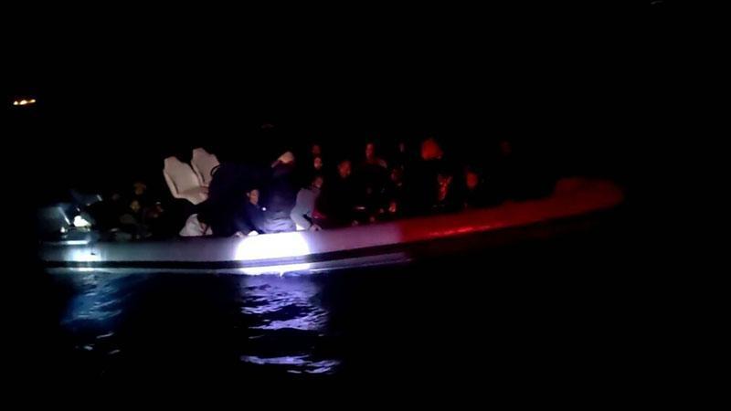 Kuşadası Açıklarında Sürüklenen 35 Göçmen Kurtarıldı: 1 Gözaltı
