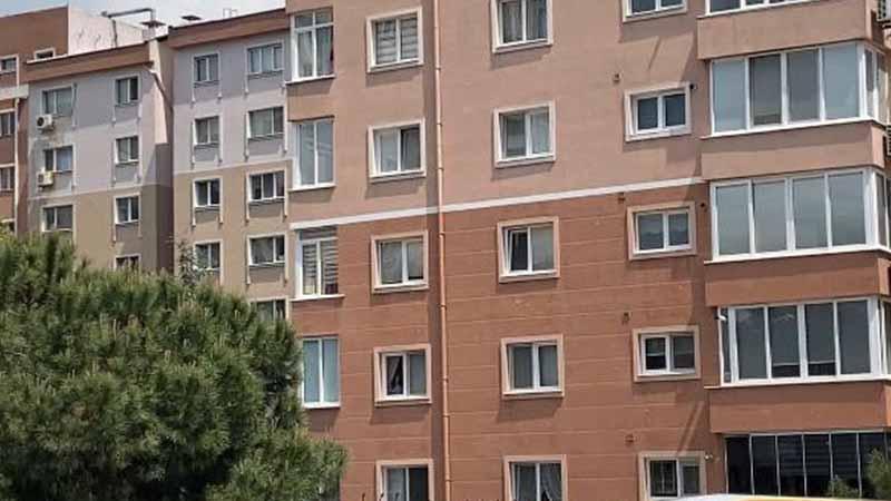 Sitede Dehşet Anları: Tartıştığı Eşini 10 Bıçak Darbesiyle Yaralayıp Kaçtı
