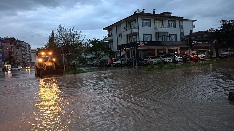 Zile’de Şiddetli Yağış ve Dolu: Ev ve İş Yerlerini Su Bastı