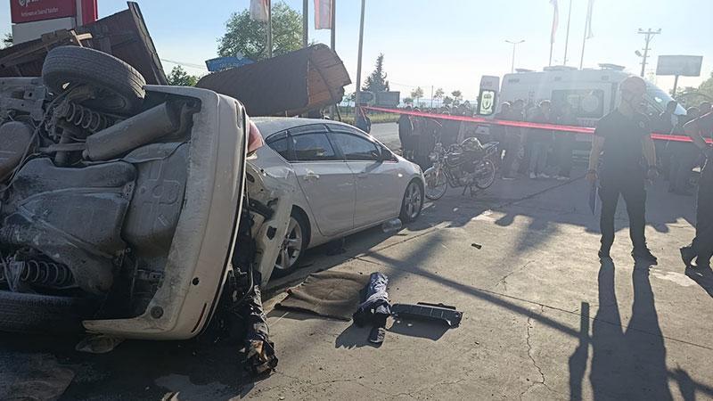ALAPLI’DA DEHŞET ANLARI: KONTROLDEN ÇIKAN OTOMOBİL TAKLA ATIP AKARYAKIT İSTASYONUNDA OTURAN KARDEŞLERİ EZDİ!