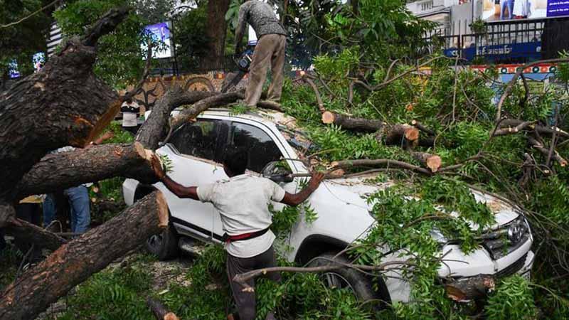 Hindistan’da Şiddetli Fırtına Felaketi: 111 Ölü, 72 Yaralı