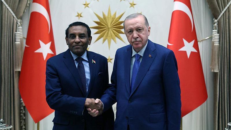 ERDOĞAN, SUDAN BAŞBAKANI KAMİL İDRİS’İ KÜLLİYEDE KABUL ETTİ