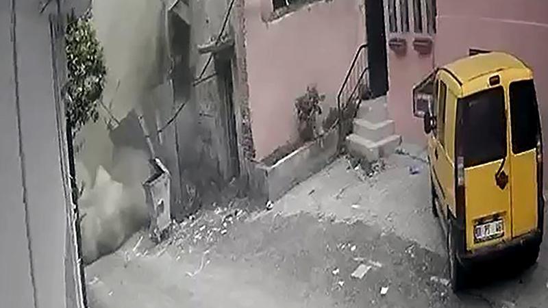 Sağanak Sonrası Facia: Metruk Bina Çöktü, Mahalle Sokağa Döküldü