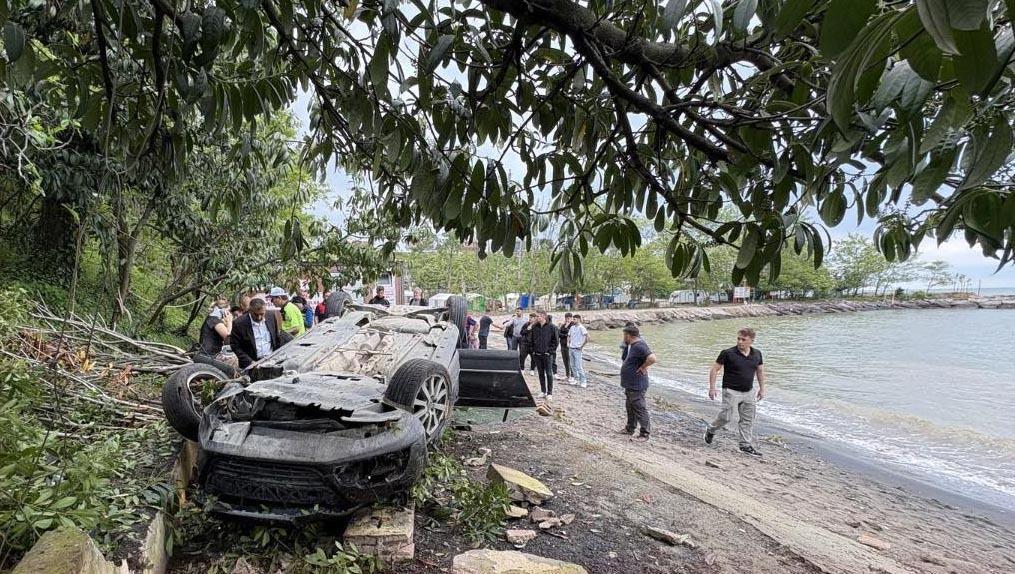 Kediye Çarpmamak İçin Manevra Yaptı: Otomobil Plaja Uçtu, 4 Yaralı!
