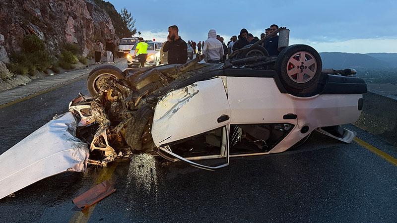 FECİ KAZA! TAKLA ATAN OTOMOBİL UÇURUMUN KENARINDA ASILI KALDI: 1 AĞIR YARALI