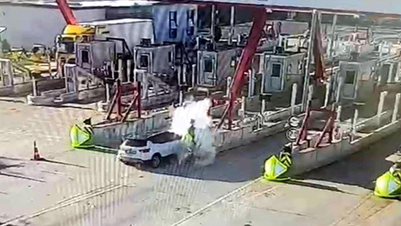 GİŞELERDE FECİ KAZA! TAKLA ATAN OTOMOBİLDE 1 KİŞİ HAYATINI KAYBETTİ