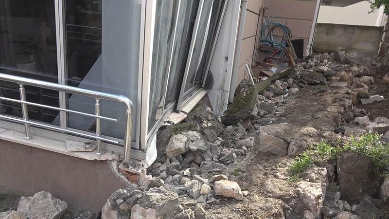 Sağanak Sonrası Çöken Duvar Güvenlik Kamerasına Yansıdı