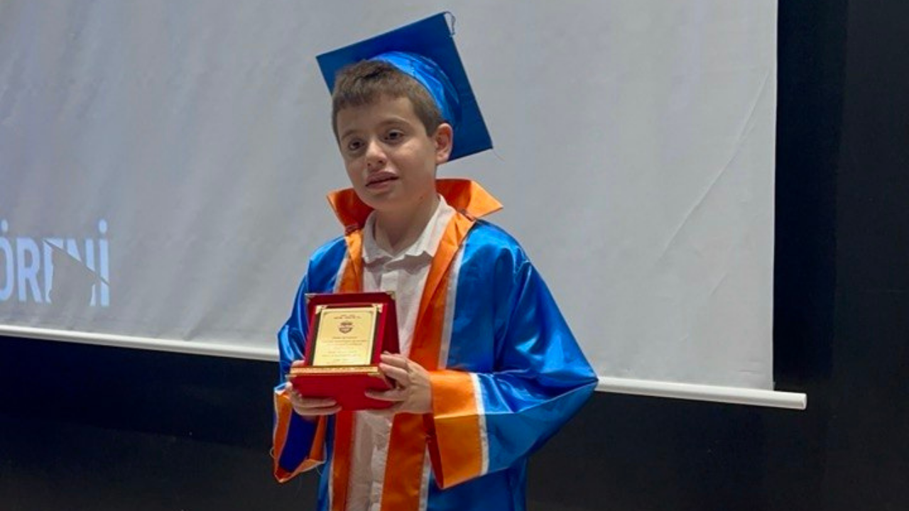 Bir Mezuniyet Töreninden Fazlası: Muhammed Eymen’in Sesi Salonu Ayağa Kaldırdı
