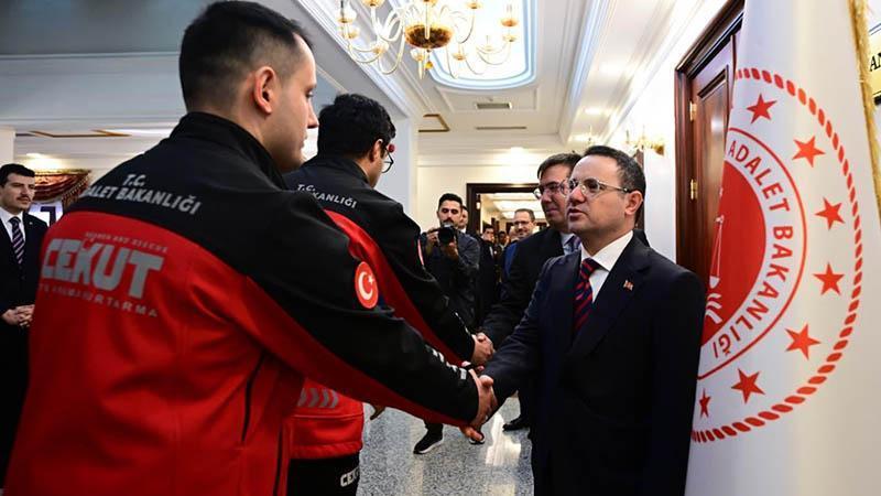 Bakan Gürlek, Bayram Sonrası İlk Mesai Gününde Personelle Buluştu