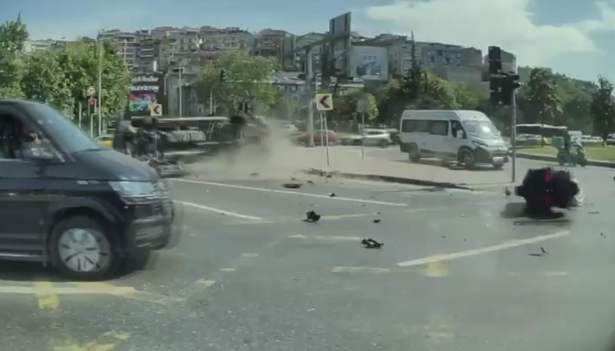 Ambulans ile Motosiklet Çarpıştı: 4 Kişi Yaralandı