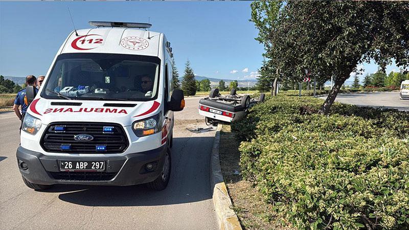Eskişehir’de Trafik Kazası: Refüje Çarpan Otomobil Ters Döndü