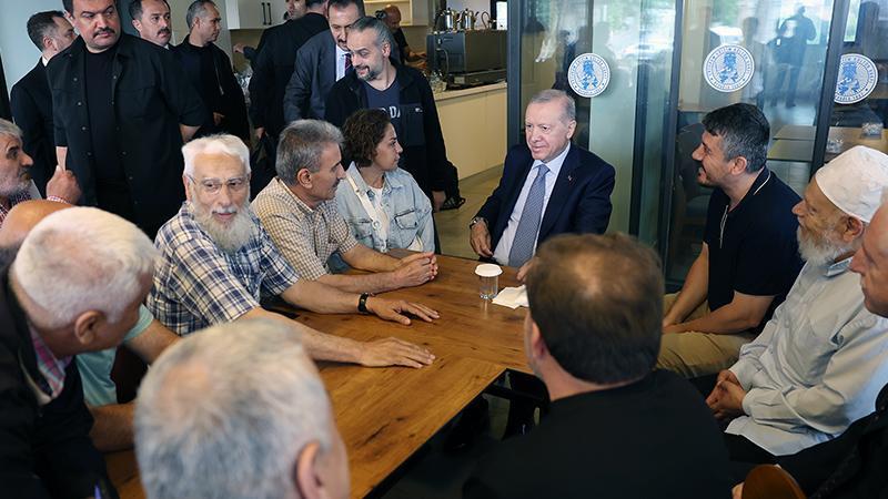 Erdoğan’dan Beyoğlu’nda Sürpriz Ziyaret: Yapay Zeka Zirvesi’nden Erzurum Vakfı’na
