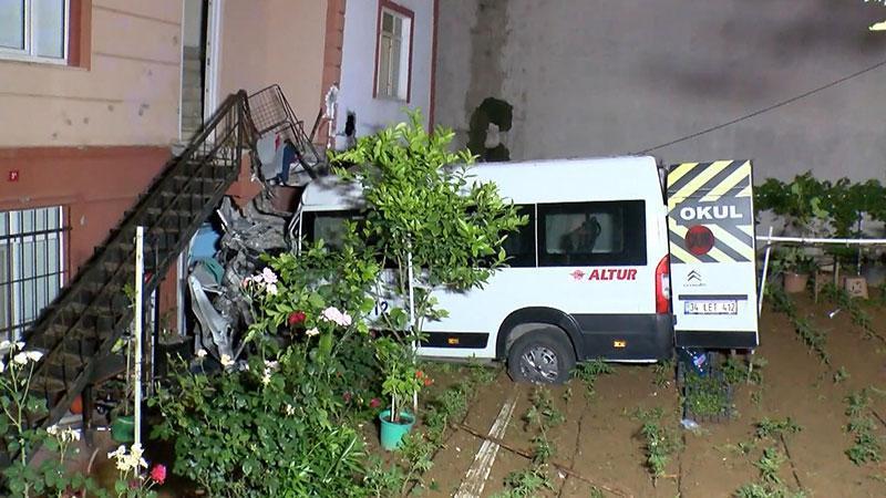 Servis Minibüsü Kontrolden Çıktı: Bahçeye Uçan Araçta Sıkışan Sürücüyü İtfaiye Kurtardı