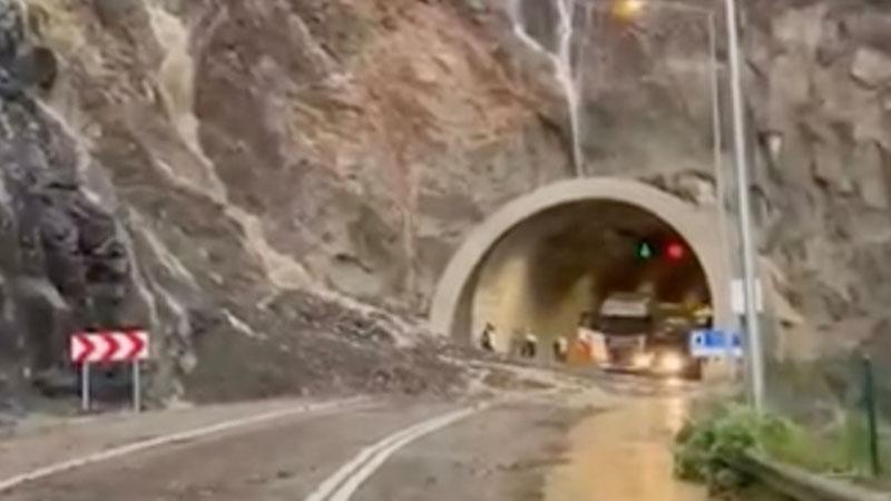 Şiddetli Sağanak Sonrası Yusufeli’nde Heyelan: Yol Ulaşıma Kapandı