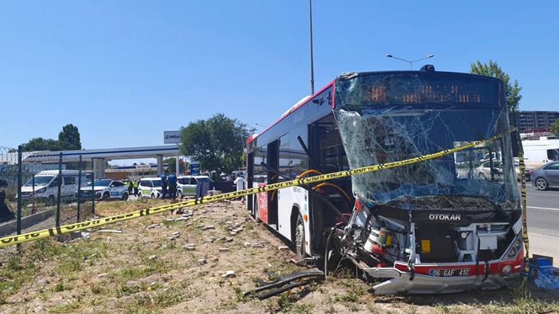 Ankara’da Otobüs ve Hafif Ticari Araç Çarpıştı: 1 Kişi Hayatını Kaybetti, 9 Yaralı