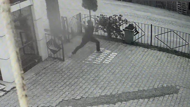 Servis işletmecisine silahlı saldırı kamerada: Yaralı halde taşla karşılık verdi