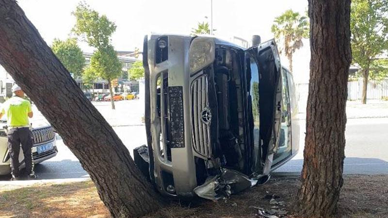 YEŞİLKÖY’DE KORKUTAN KAZA: KADIN SÜRÜCÜ AĞAÇLARA ÇARPIP YAN YATTI!