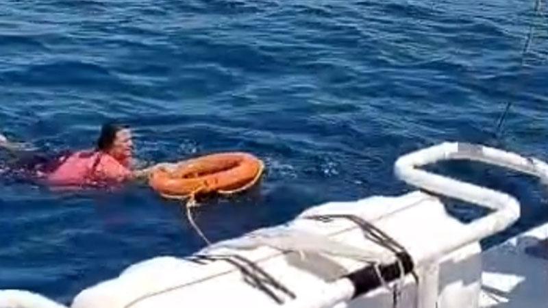 Denizde mahsur kalan kadın polis ekiplerinin dikkatiyle kurtarıldı