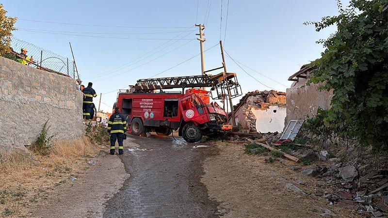 Eskişehir’de yangına müdahale eden itfaiye aracı kaza yaptı: 3 personel yaralandı