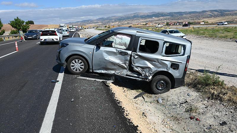 Kırıkkale’de zincirleme kaza: 4 araç birbirine girdi, 3 kişi yaralandı