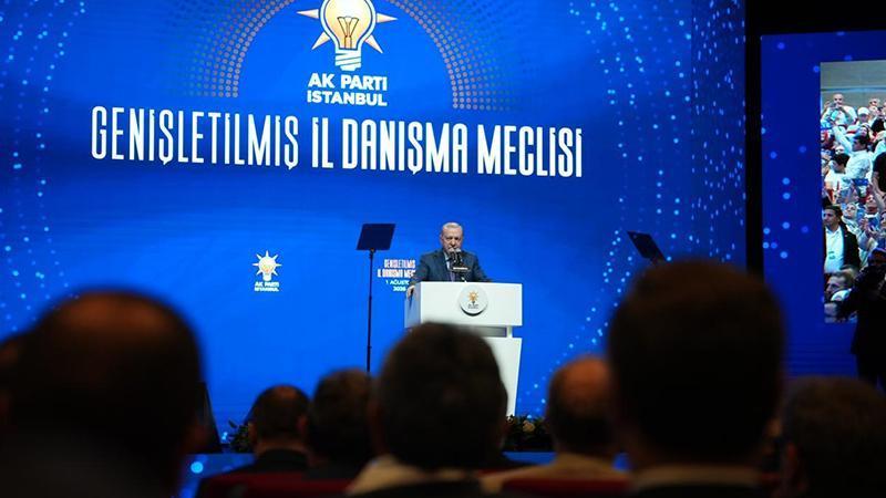 AK Parti’de toplu katılım: Erdoğan, yeni üyelere rozetlerini taktı