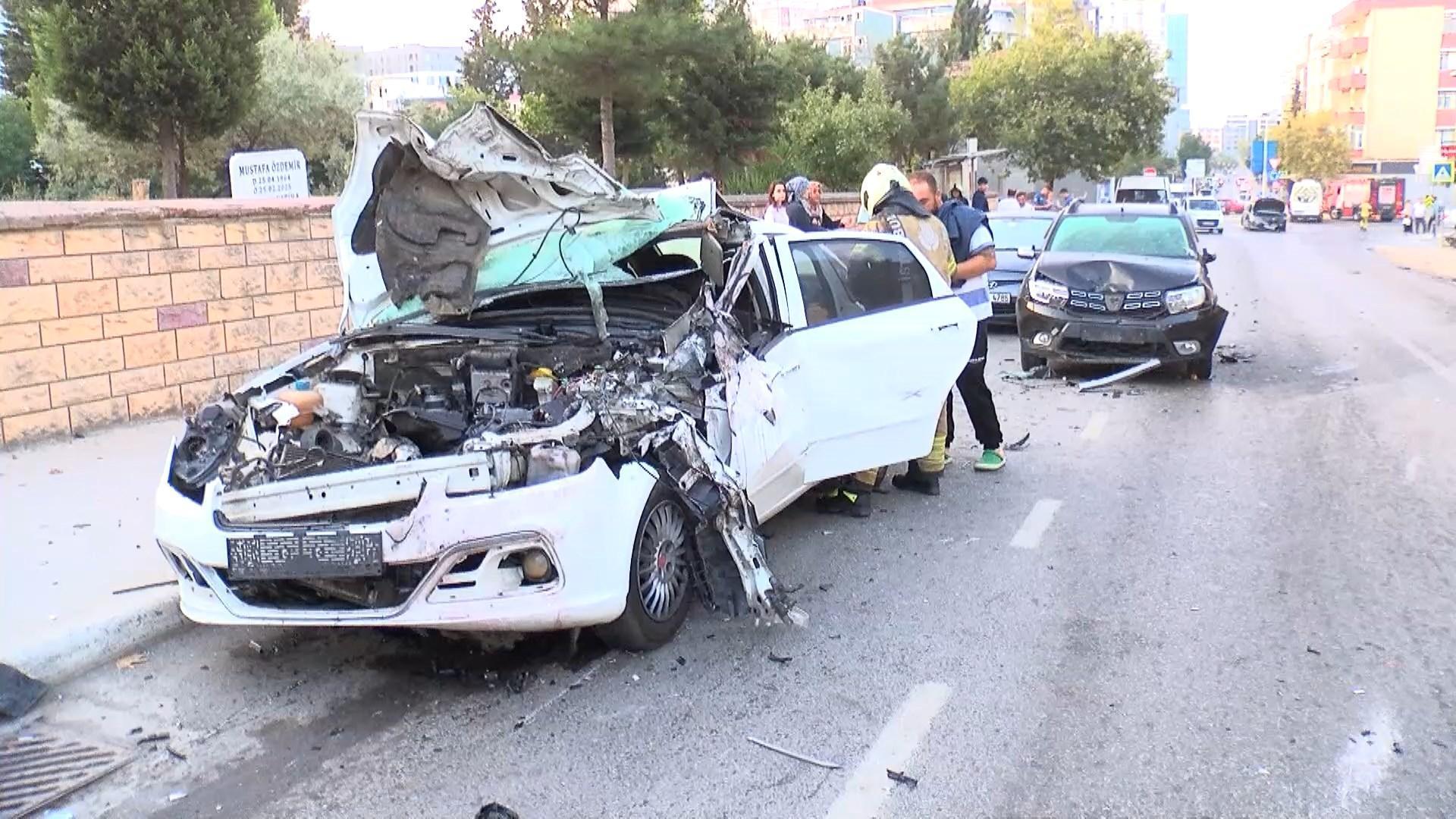 Sabah saatlerinde feci kaza: Otomobil park halindeki araçlara çarpıp takla attı