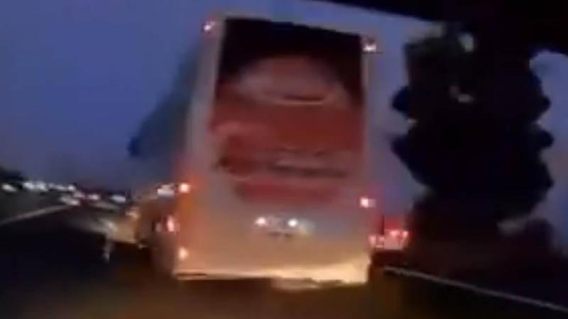 Otobüsün ani manevrası kazaya neden oldu: O anlar kamerada