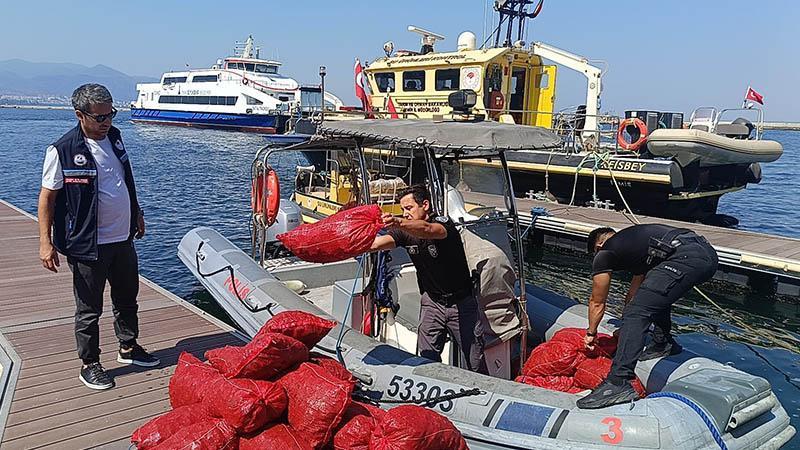 İzmir’de yasa dışı avlanan 560 kilo kara midyeye el konuldu
