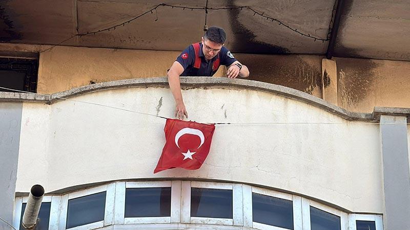 Apartman çatısında yangın; oyun oynayan 2 çocuk dumandan etkilendi