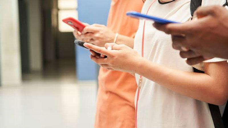 Polonya’da ilkokullarda telefon kullanımı yasaklandı