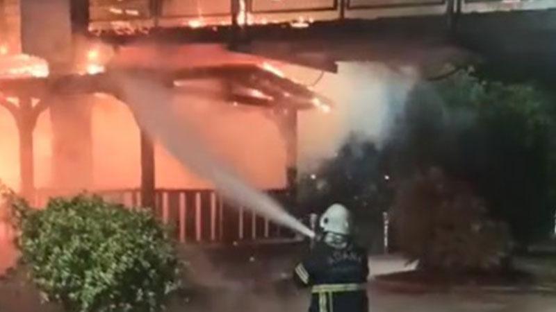 Adana’da yaya köprüsünde yangın: 20 metrelik bölüm hasar gördü