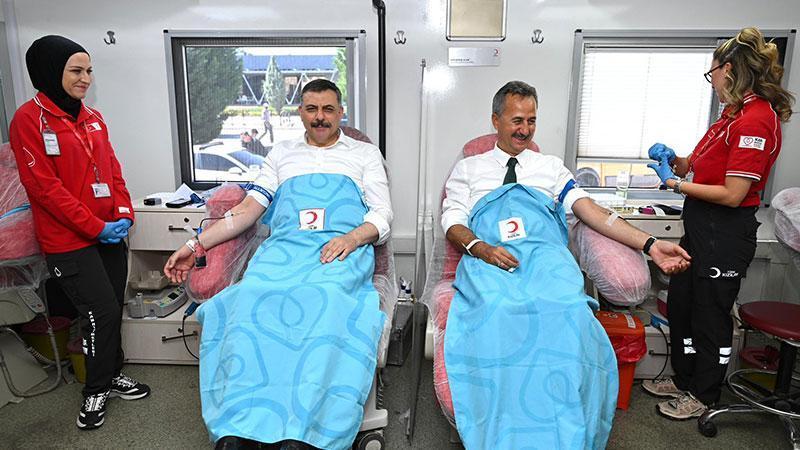 Çiftçi, Görgün ve Fidan Kızılay’a kan bağışında bulundu